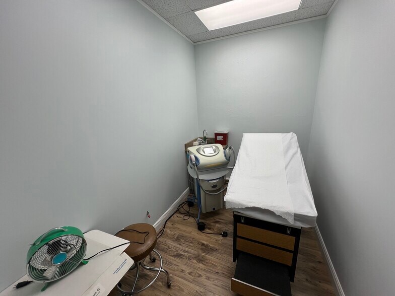 More Photos Of 3226-3230 W Kennedy Blvd, Tampa Storefront Retail Office For Sale