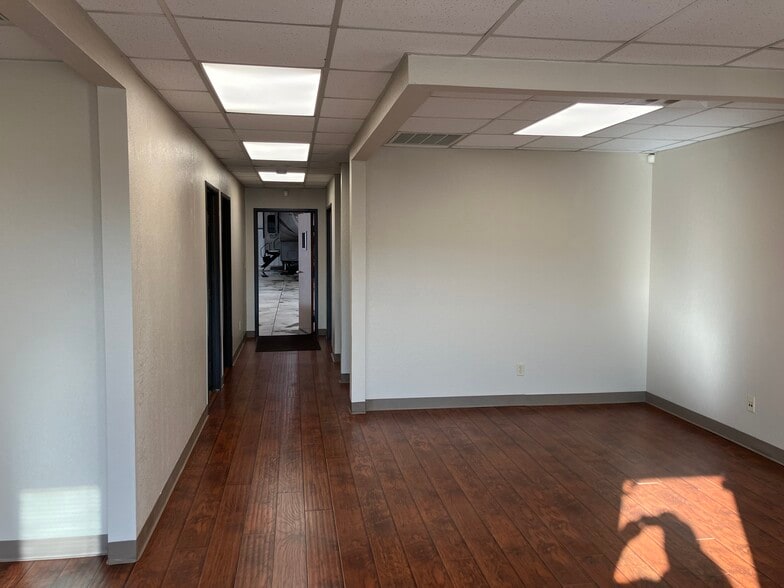 More Photos Of 8401 Gateway Ter, Oklahoma City Warehouse For Lease