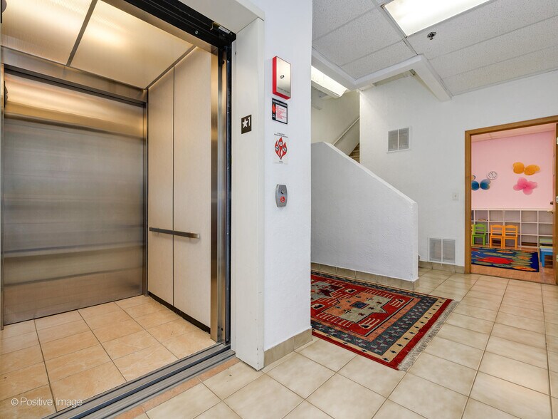 More Photos Of 2126 N First St, Highland Park Service For Sale