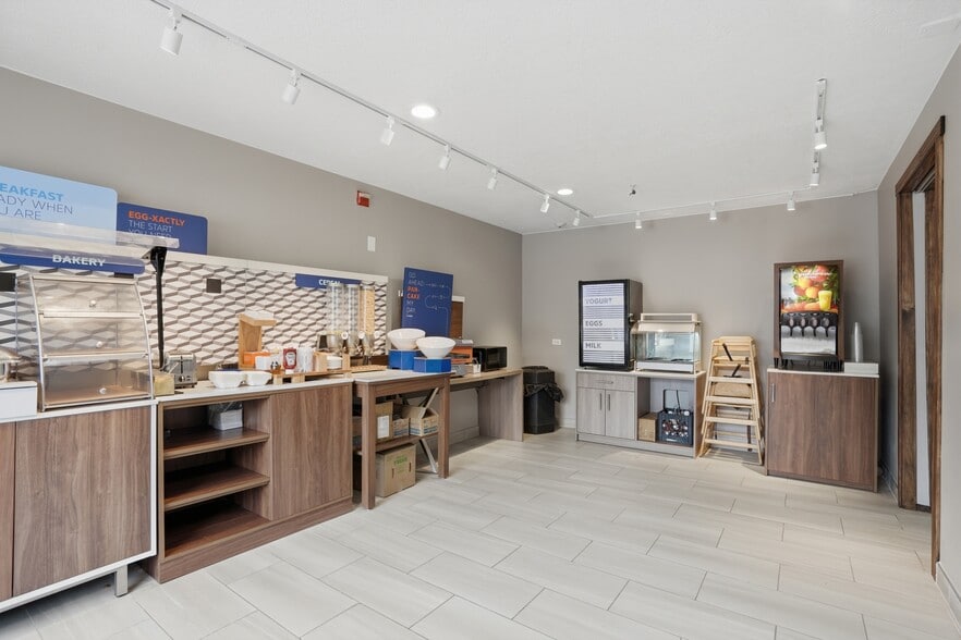 More Photos Of 10680 S Auto Mall Dr, Sandy Hotel For Sale