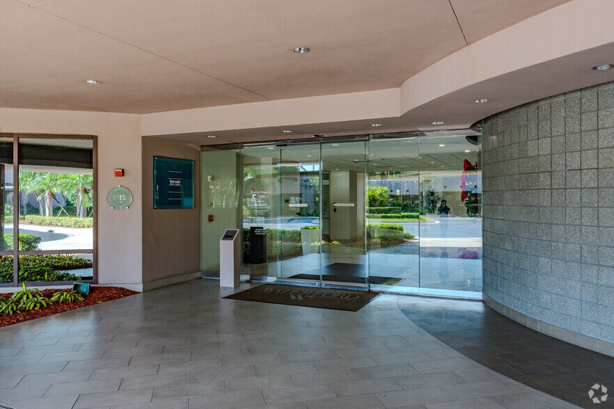 More Photos Of 6505 Waterford District Dr, Miami Office For Lease