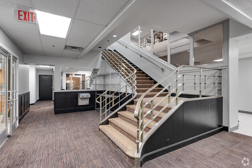 More Photos Of 200 S Washington Sq, Lansing Medical For Lease