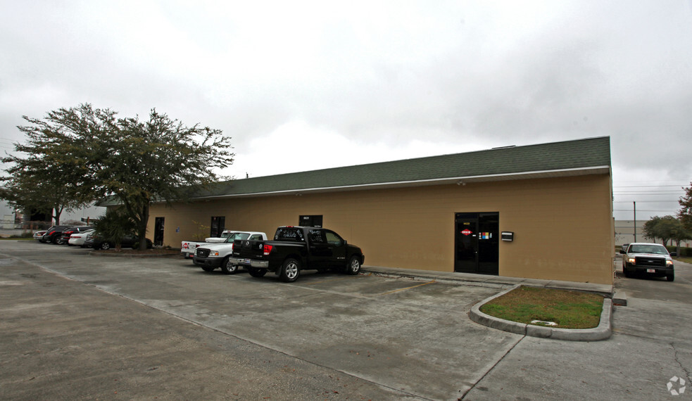 Primary Photo Of 9633-9643 Palm River Rd, Tampa Flex For Lease