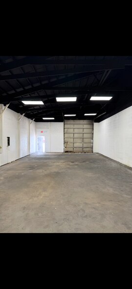 More Photos Of 15526 S Wentworth St, South Holland Warehouse For Lease