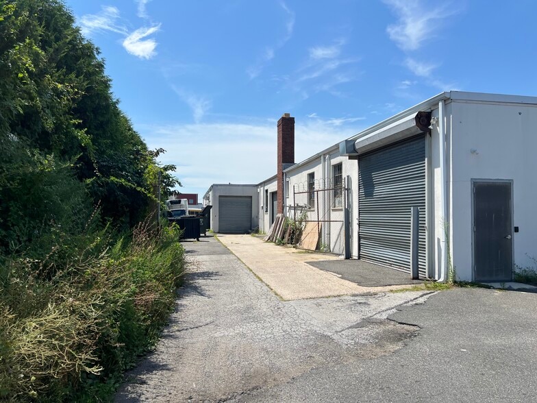 More Photos Of 1-5 Neil Ct, Oceanside Warehouse For Lease