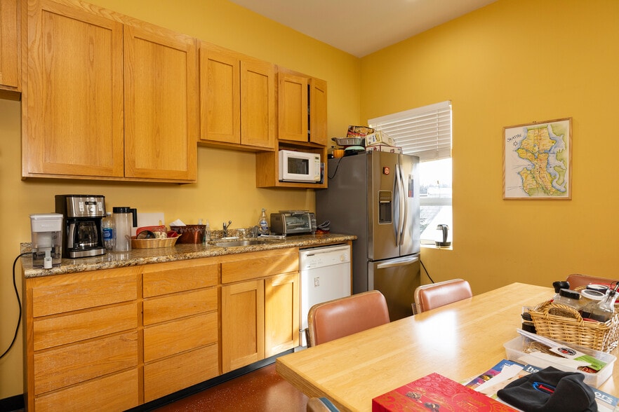 More Photos Of 114 S Findlay St, Seattle Showroom For Sale