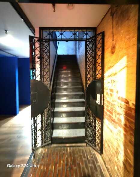 More Photos Of 411 W 39th St, New York Apartments For Lease