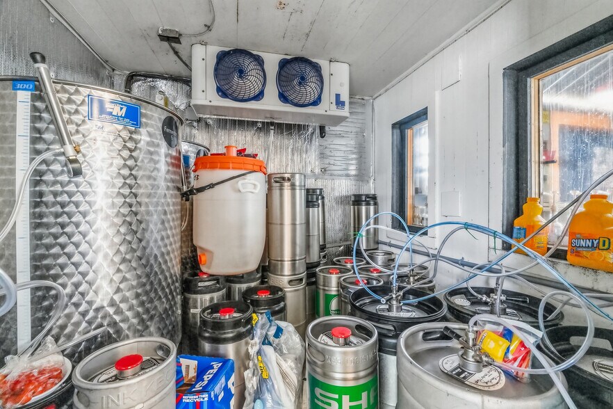 More Photos Of 21 W Canal St, Navarre Restaurant For Sale