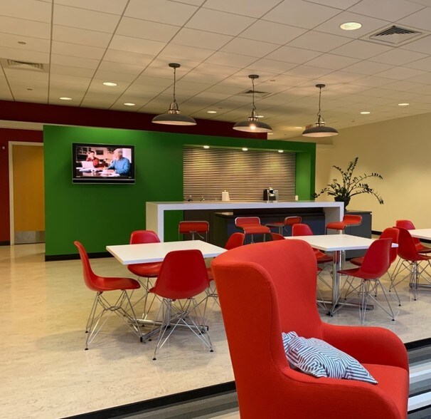 More Photos Of 1800 S Oak St, Champaign Office For Lease