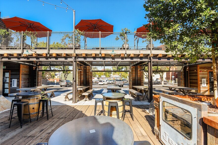 More Photos Of 208 S Green St, Sonora Restaurant For Sale