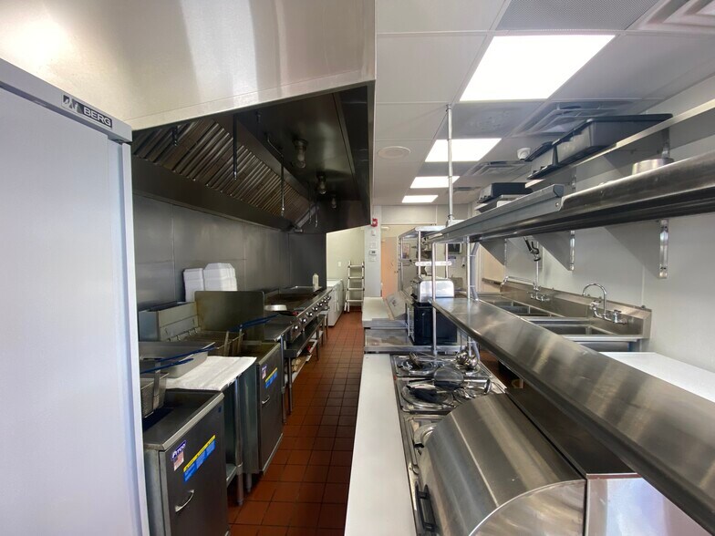 More Photos Of 2299 Elizabeth Lake Rd, Waterford Fast Food For Lease