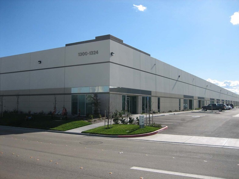 More Photos Of 1310-1324 DuPont Ct, Manteca Warehouse For Lease