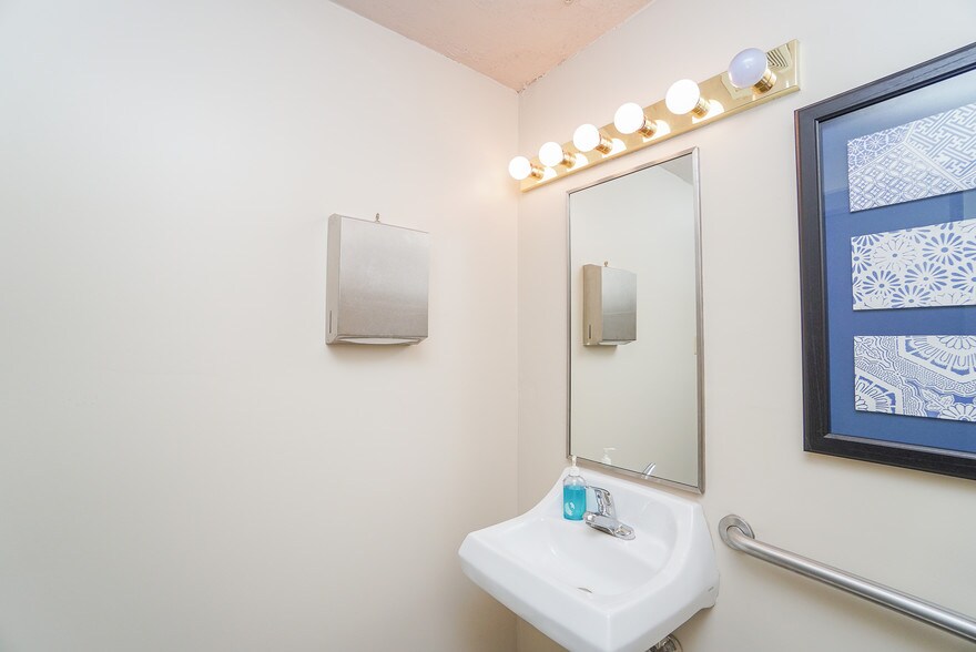 More Photos Of 2409 Austin St, Houston Warehouse For Sale