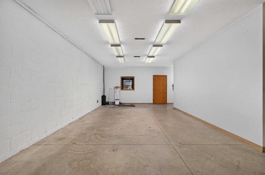 More Photos Of 5240 Cleveland Ave, Wooster Flex For Sale