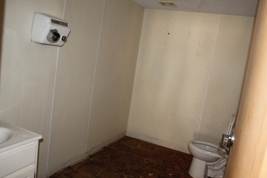 More Photos Of 1421 34th St, Woodward Service For Sale