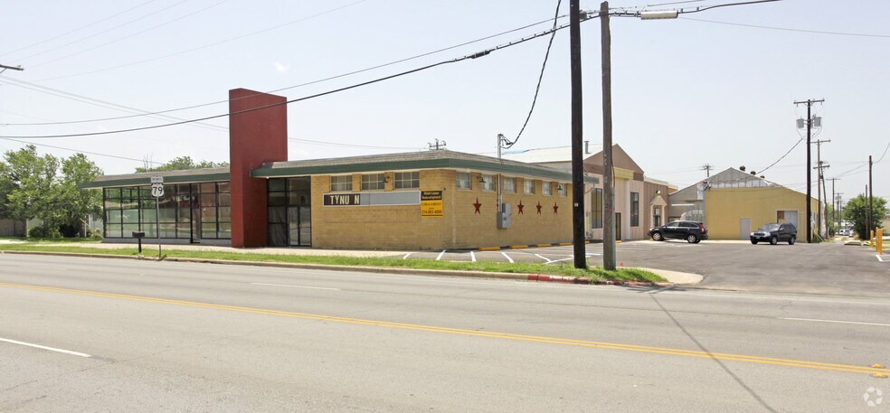 More Photos Of 200 E 4th St, Taylor Freestanding For Lease