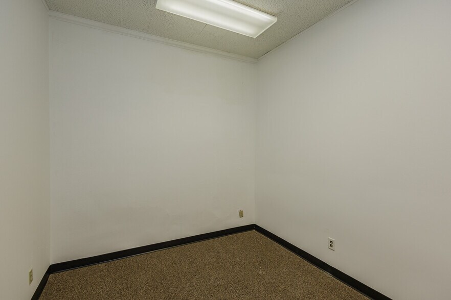 More Photos Of 722 N Main St, Newton Office For Sale