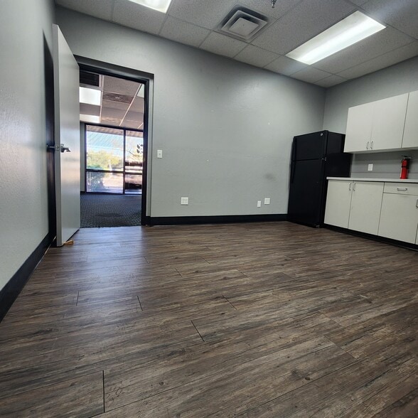 More Photos Of 1233 W Geneva Dr, Tempe Manufacturing For Lease