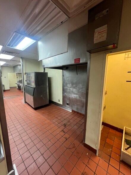 More Photos Of 5900 Roeland Dr, Mission Fast Food For Sale