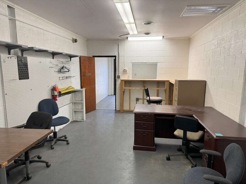 More Photos Of 115 Broadhurst Rd, Jacksonville Warehouse For Lease