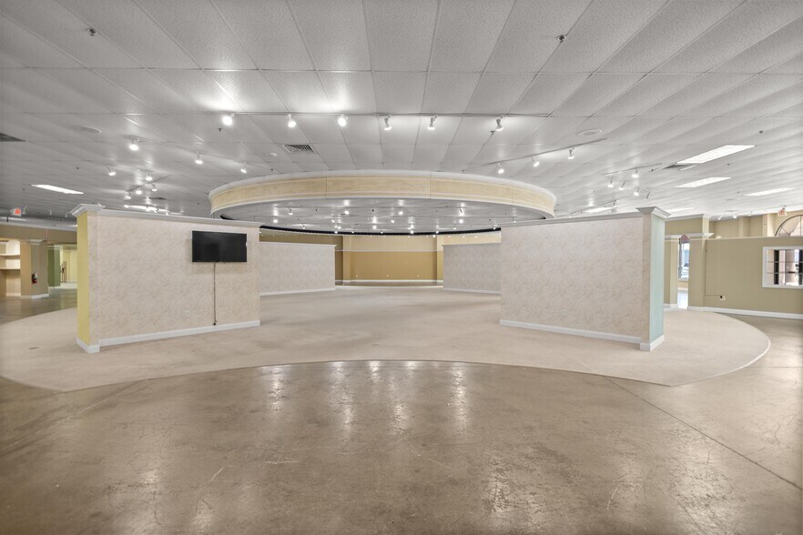 More Photos Of 1211 SW 17th St, Ocala Freestanding For Lease