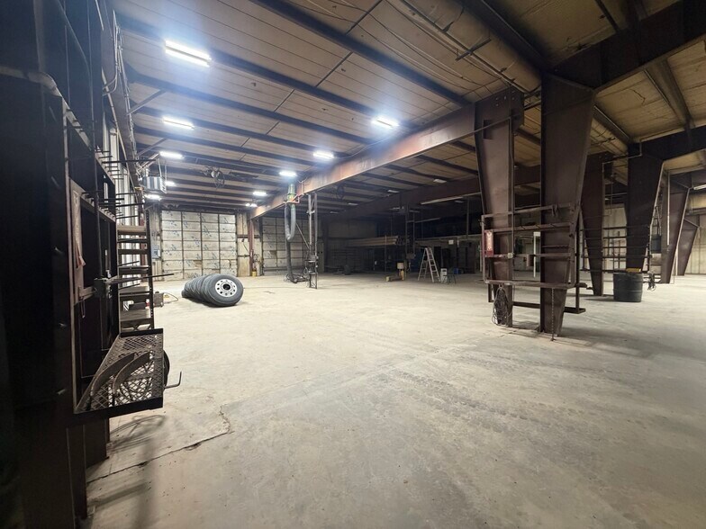 More Photos Of 5328 E Market St, Enid Manufacturing For Sale