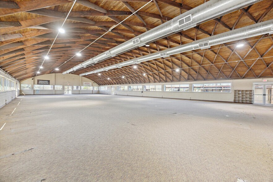 More Photos Of 1401 Mlk Blvd, El Campo Flex For Sale