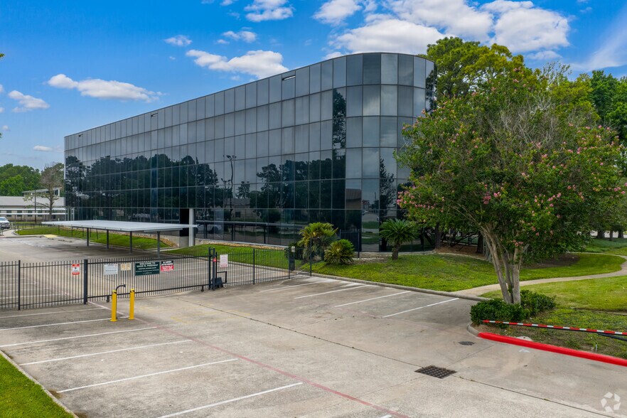 More Photos Of 15425 N I-45, Houston Office For Sale