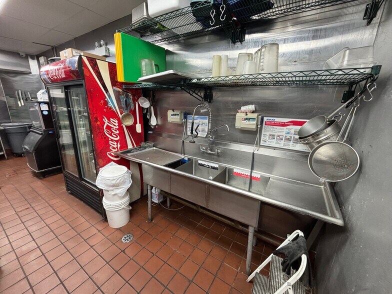 More Photos Of 1811-1819 W North Ave, Chicago Office For Lease