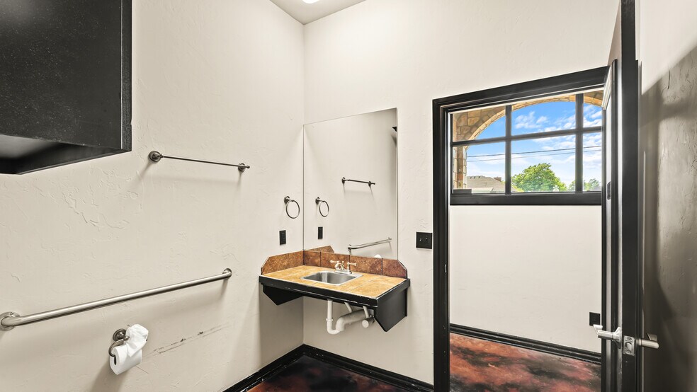 More Photos Of 14000 N Western Ave, Edmond Office For Sale