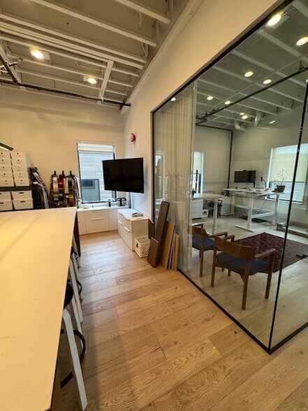 More Photos Of 4554 Forestdale Dr, Park City Showroom For Lease