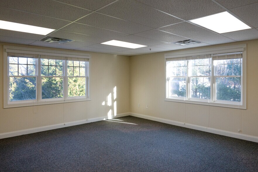 More Photos Of 68 Evergreen St, Kingston Medical For Lease