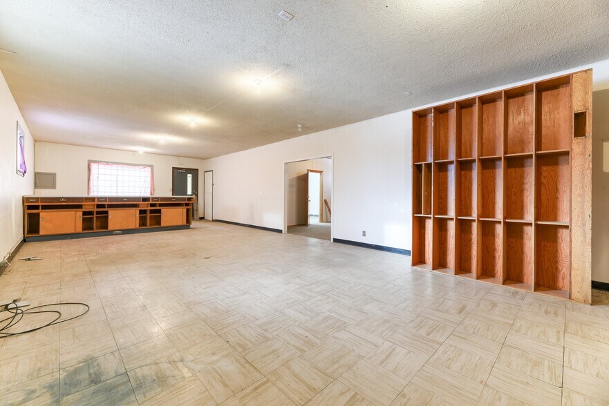 More Photos Of 228 Centre St NE, Langdon Flex For Sale