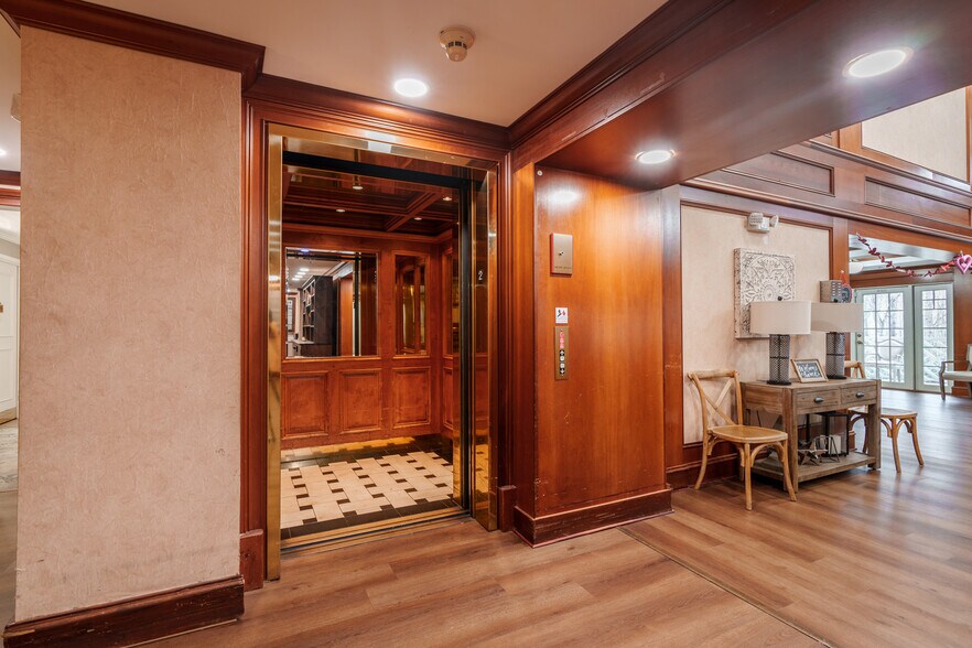 More Photos Of 425 Country Club Dr, Stockbridge Healthcare For Sale