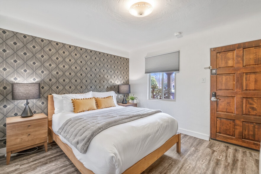 More Photos Of 1175 2nd St SE, Bandon Hotel For Sale
