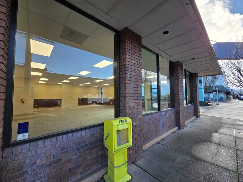 More Photos Of 11-41 E Ash St, Lebanon Storefront For Lease