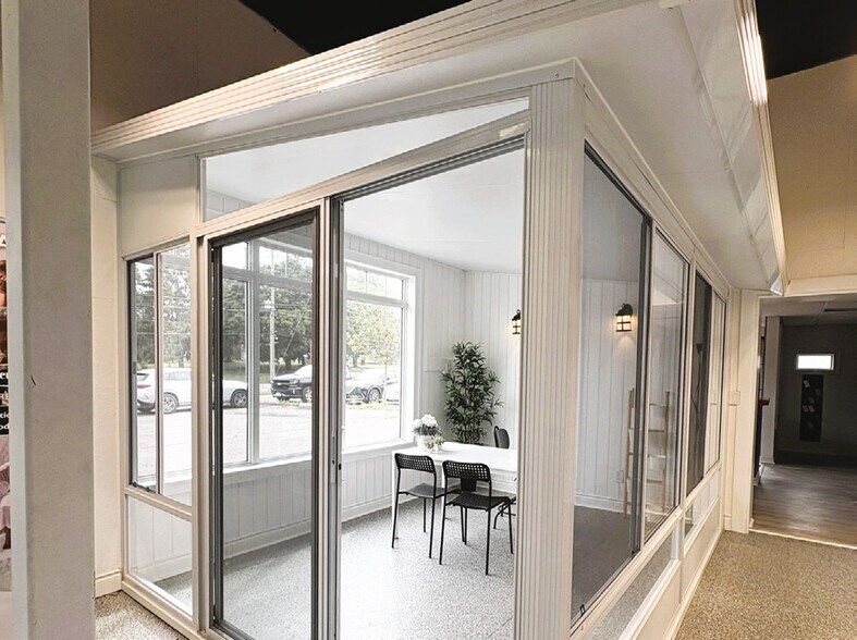 More Photos Of 3432 Princess St, Westbrook Showroom For Sale