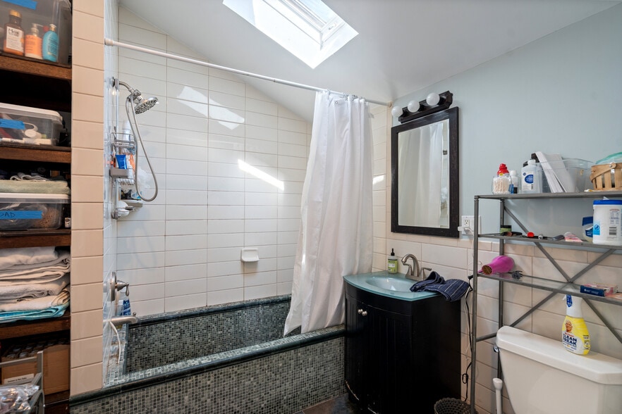 More Photos Of 20 Ackerson St, Bay Shore Freestanding For Sale