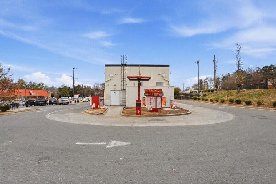 More Photos Of 6107 The Plaza, Charlotte Freestanding For Lease