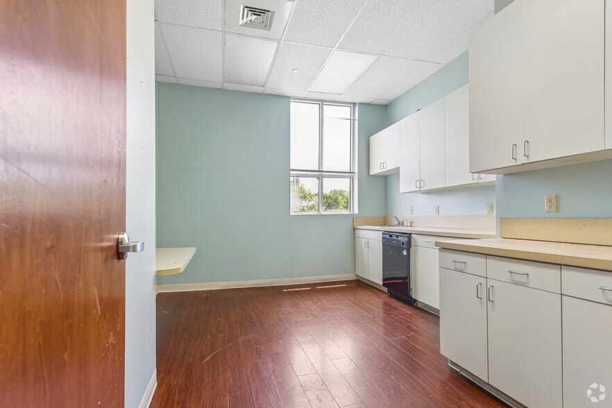 More Photos Of 7800 Wolf Trail Cv, Germantown Medical For Sale