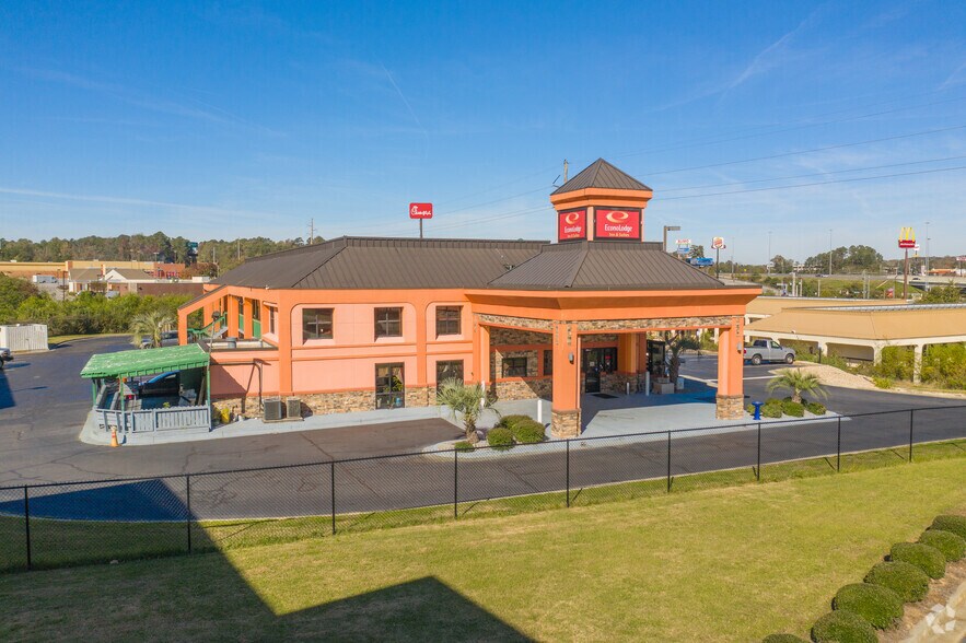 More Photos Of 130 Holiday Dr, Macon-Bibb Hotel For Sale