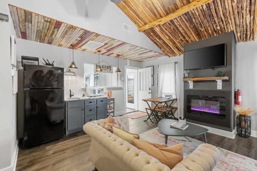 More Photos Of 608 W Morse St, Fredericksburg Specialty For Sale