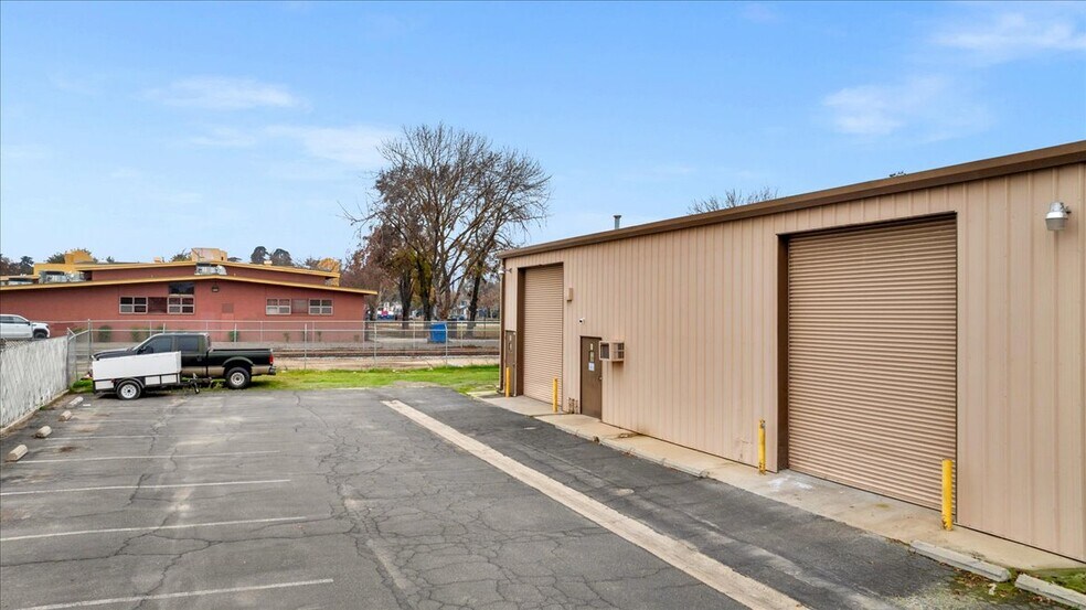 More Photos Of 1027 W Murray Ave, Visalia Service For Sale