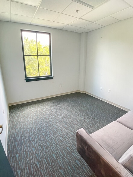 More Photos Of 295 Seven Farms Dr, Daniel Island Office For Lease