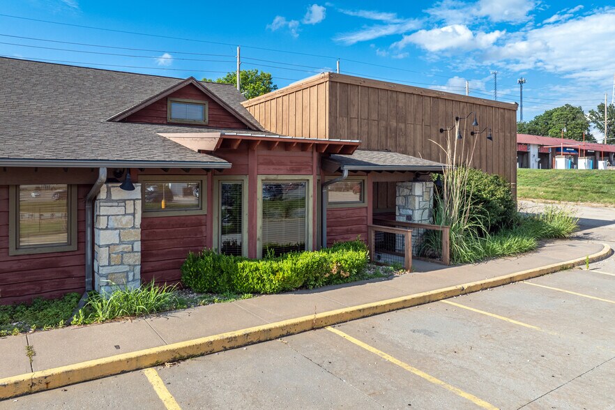 More Photos Of 3704 Faraon St, Saint Joseph Restaurant For Lease