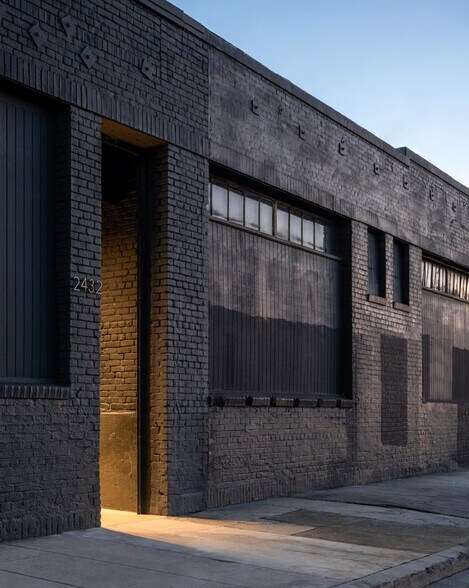 More Photos Of 2432 E 8th St, Los Angeles Showroom For Lease