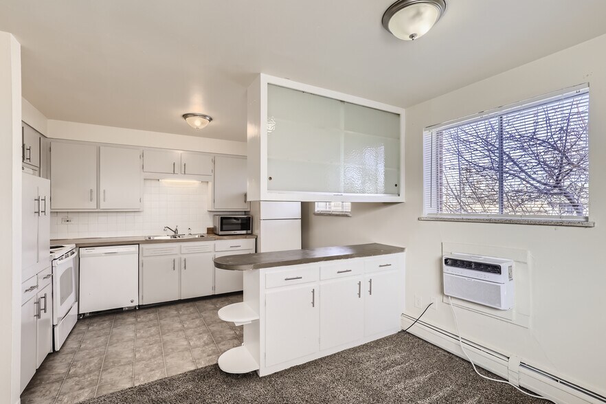 More Photos Of 1695 Clinton St, Aurora Apartments For Sale