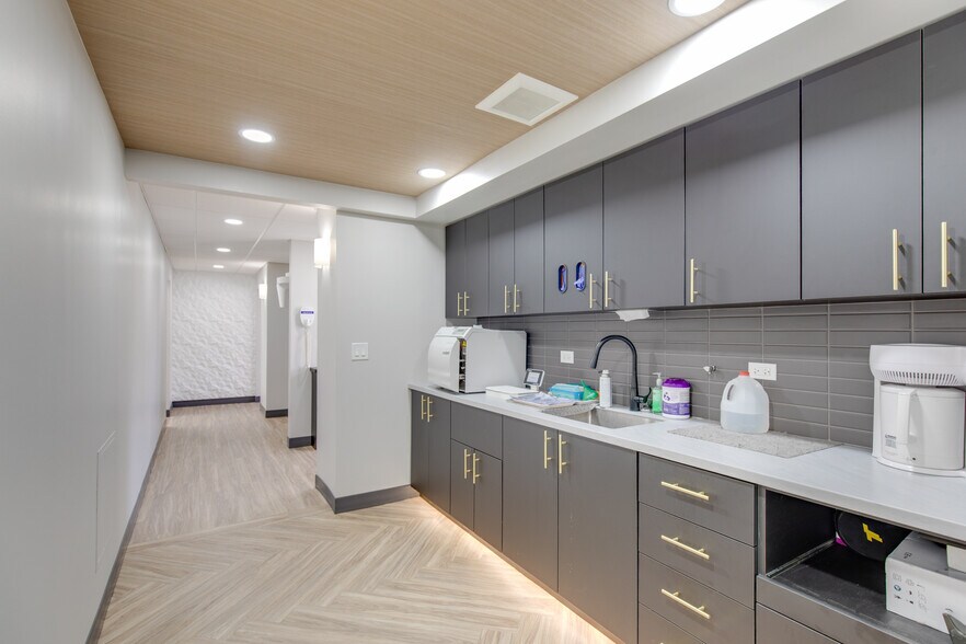 More Photos Of 2551 N Clark St, Chicago Office For Lease