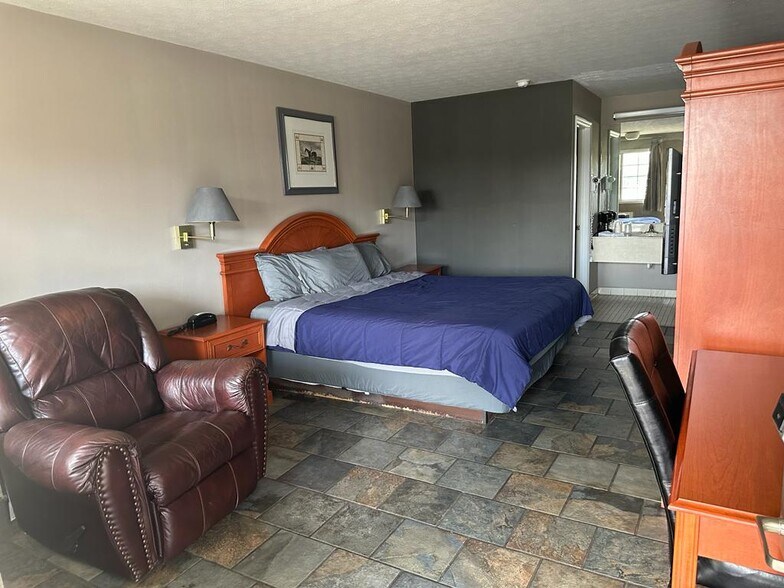 More Photos Of 1500 Edmonton Rd, Tompkinsville Hotel For Sale