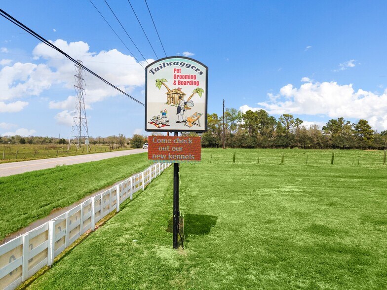 More Photos Of 1115 Dickinson Ave, Dickinson Veterinarian Kennel For Sale